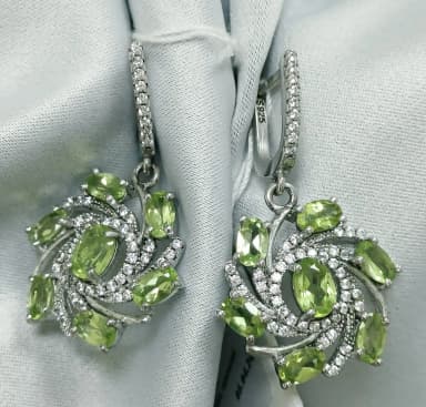 Серьги с хризолитом